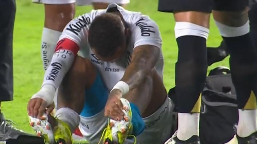 Neymar se lamenta após sentir lesão em Santos x Atlético
