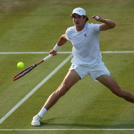 João Fonseca durante ponto no jogo contra Jarry, em Wimbledon - Isabel Infantes/Reuters