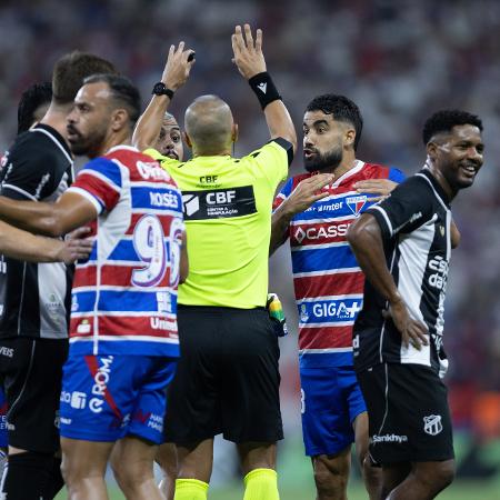 Un misterioso fischio ha costretto Wilton Pereira Sampaio a fermare due volte la partita Ceará-Fortaleza.