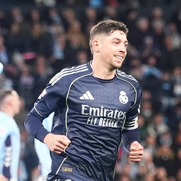 Valverde salva, Real Madrid marca no fim e pressiona Barça no Espanhol
