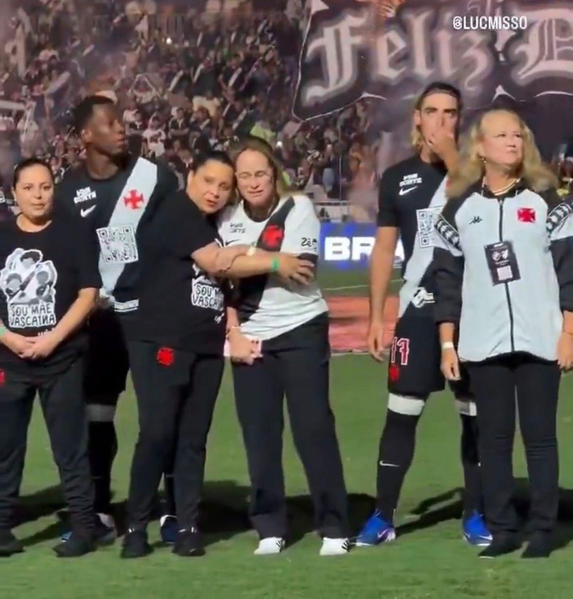 Paula (de camisa branca do Vasco) chora e é abraçada em homenagem de Dia das Mães do clube - undefined