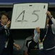 T&eacute;cnico do Jap&atilde;o improvisa placa para avisar tempo a jogadores na Copa