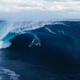 Brasileira de 19 anos impressiona ao surfar onda gigante no Taiti; assista