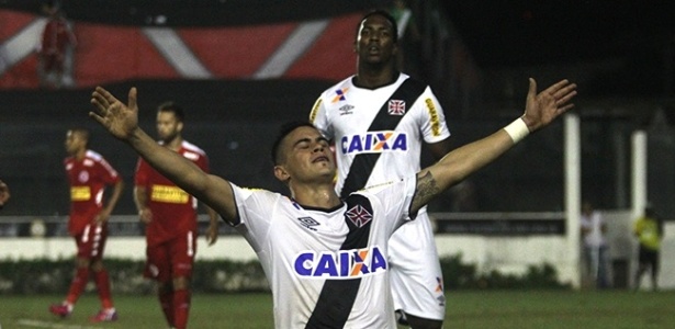 Emanuel Biancucchi comemora seu gol, o terceiro na vitória do Vasco - Paulo Fernandes / Site oficial do Vasco