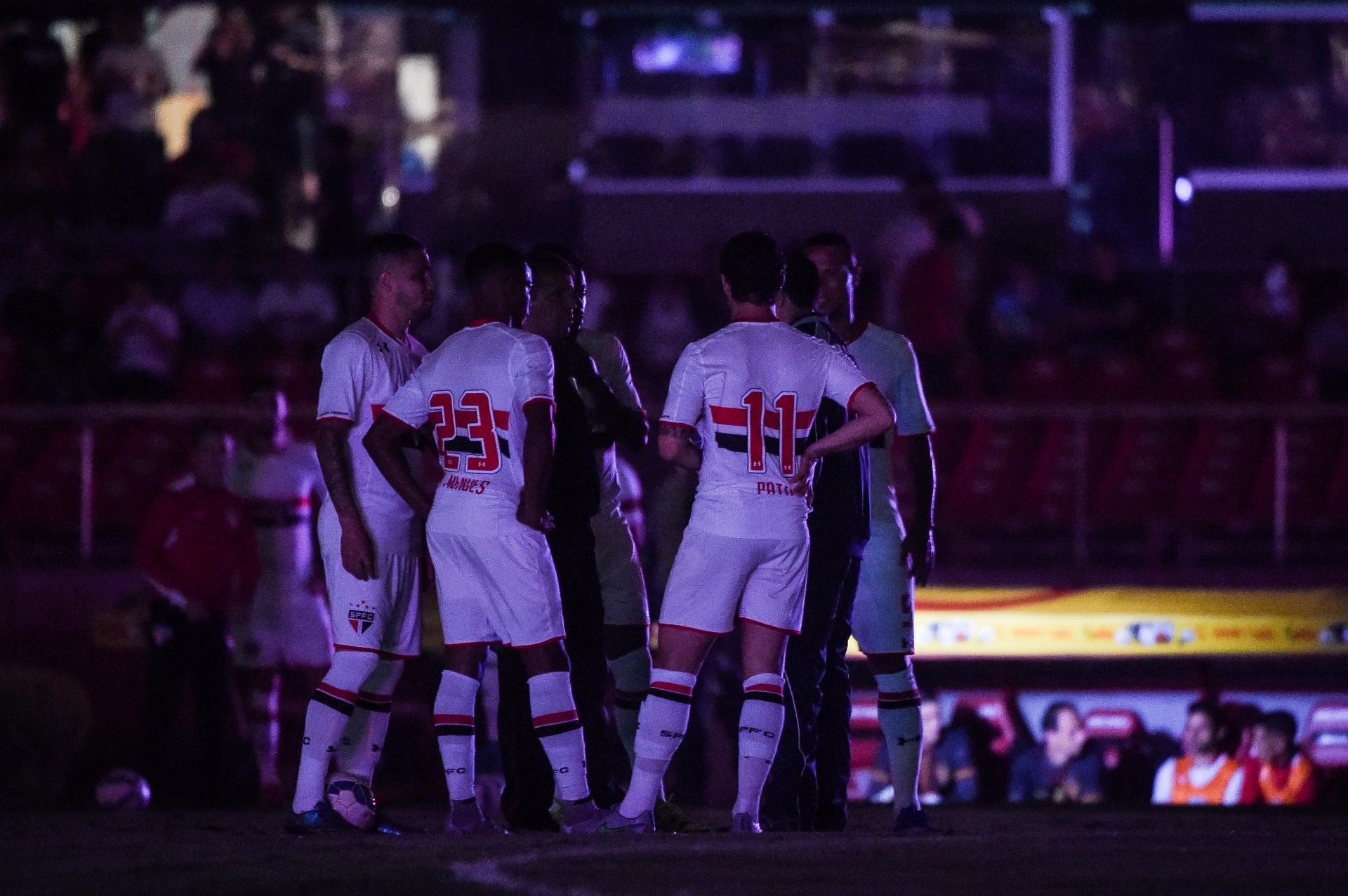 Jogadores do São Paulo conversam enquanto aguardam a volta da energia elétrica no estádio do Morumbi para o confronto com o Santos pela Copa do Brasil - Eduardo Anizelli/Folhapress