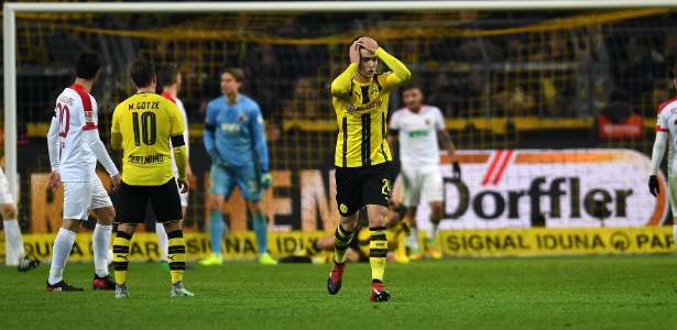 Mikel lamenta lance durante a partida Borussia Dortmund e Augsburg - Patrik Stollarz/AFP Photo