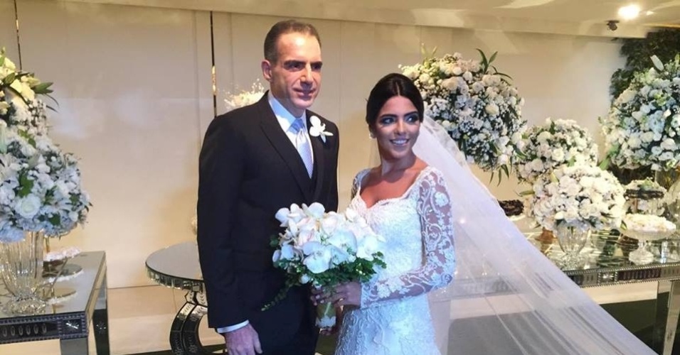 A noiva Larissa Saad posa para fotos