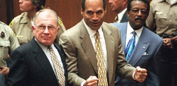 OJ Simpson celebra o veredito favorável da Justiça sobre o assassinato de Nicole Brown - MYUNG J. CHUN/AFP - MYUNG J. CHUN/AFP