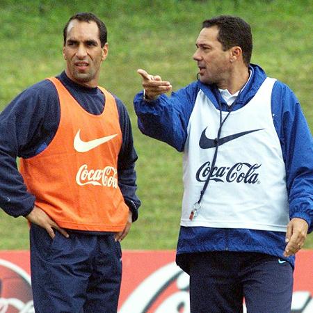 Edmundo e Vanderlei Luxemburgo em treino pela seleção brasileira em 2000