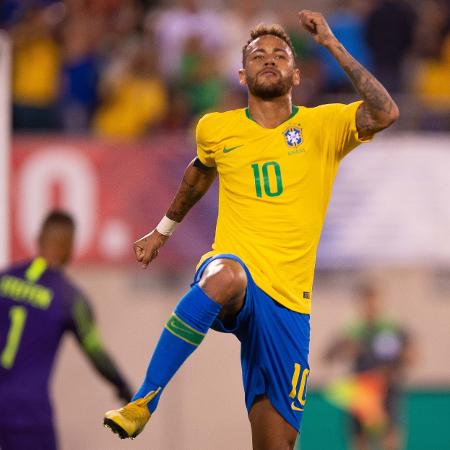 Com a faixa de capitão, Neymar comemora segundo gol da seleção brasileira - Pedro Martins / MoWA Press