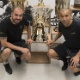 Danilo e Emerson Sheik posam ao lado das taças que conquistaram pelo Corinthians