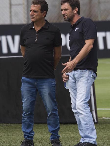 Diretor de futebol Duílio Monteiro Alves conversa com o diretor-adjunto, Jorge Kalil, durante treino do Corinthians em março de 2018 - Daniel Augusto Jr/Ag. Corinthians 
