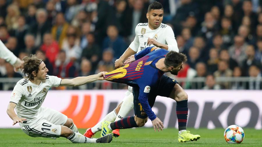 Modric puxa camisa de Messi durante clássico entre Real Madrid e Barcelona  -  Victor Carretero/Real Madrid via Getty Images