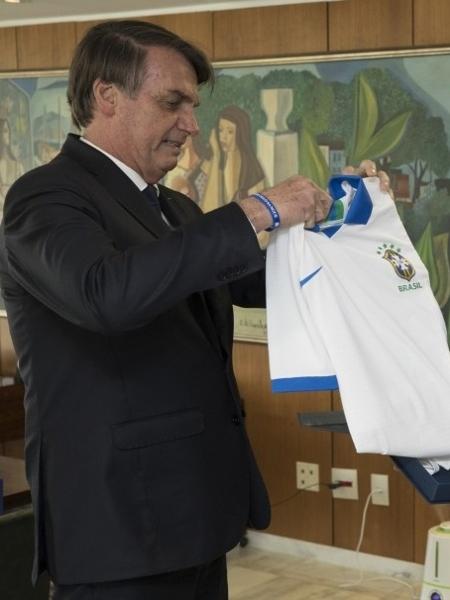 Bolsonaro recebe camisa da seleção brasileira das mãos do presidente da CBF, Rogério Caboclo - Lucas Figueiredo/CBF