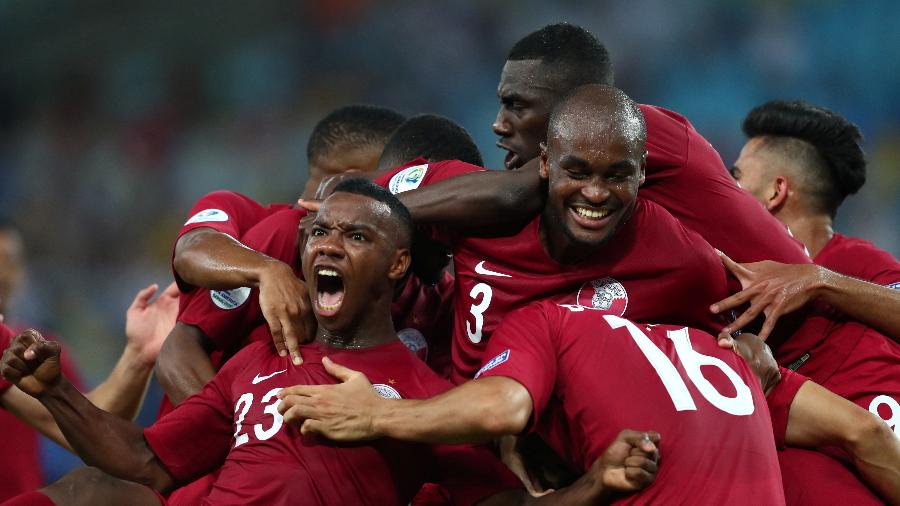 Jogadores do Qatar comemoram gol contra o Paraguai no Maracanã - REUTERS/Pilar Olivares