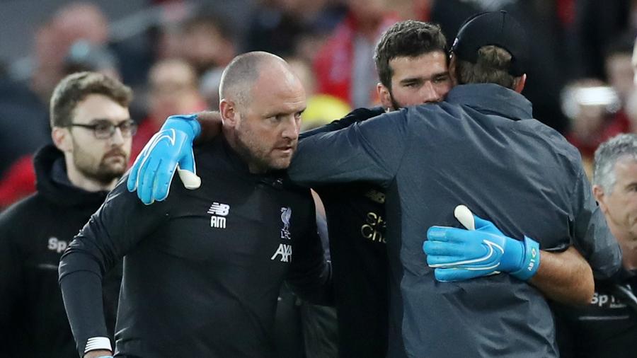 Jurgen Klopp abraça Alisson após goleiro deixar a partida entre Liverpool e Norwich machucado - Reuters/Carl Recine