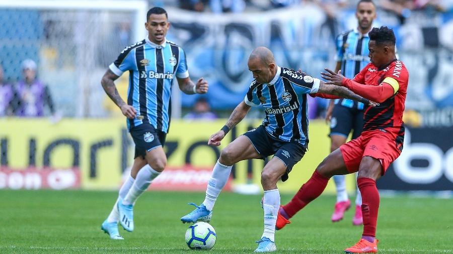 Tardelli, do Grêmio, e Wellington, do Athletico, disputam bola em jogo pelo Brasileiro - Lucas Uebel/Grêmio FBPA