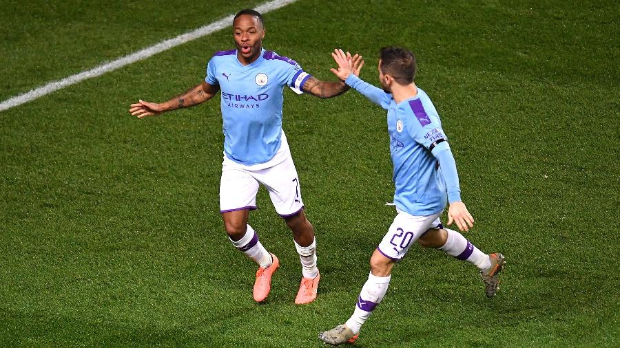 Sterling comemora após marcar pelo Manchester City contra o Oxford United - Justin Setterfield/Getty Images