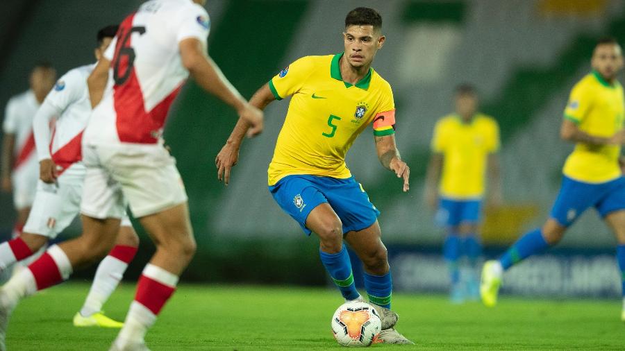 Bruno Guimarães em ação contra o Peru. jogador foi um dos destaques da vitória por 1 a 0 - Lucas Figueiredo/CBF