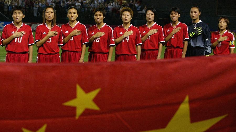 Seleção de futebol da China canta hino nacional antes de partida contra a Rússia pela Copa do Mundo feminina de 2003, nos Estados Unidos - Ben Radford/Getty Images