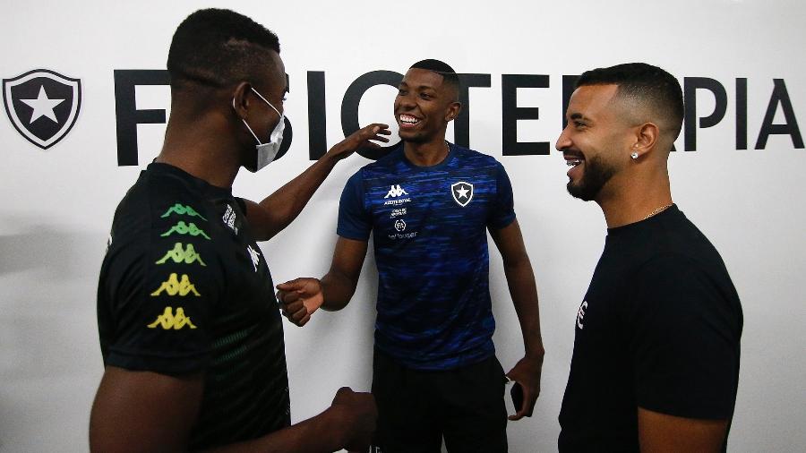 Reforço do Botafogo, Kalou conversa com Kanu e Caio Alexandre - Vitor Silva / Botafogo F.R.