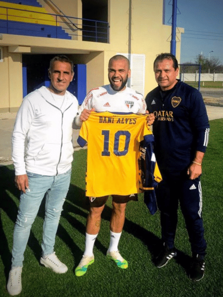 Daniel Alves posa com camisa do Boca Juniors - Reprodução/Twitter 