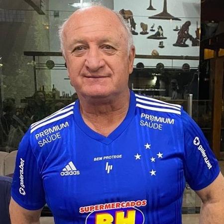 Felipão posa com a camisa do Cruzeiro após ser anunciado como novo técnico - Reprodução