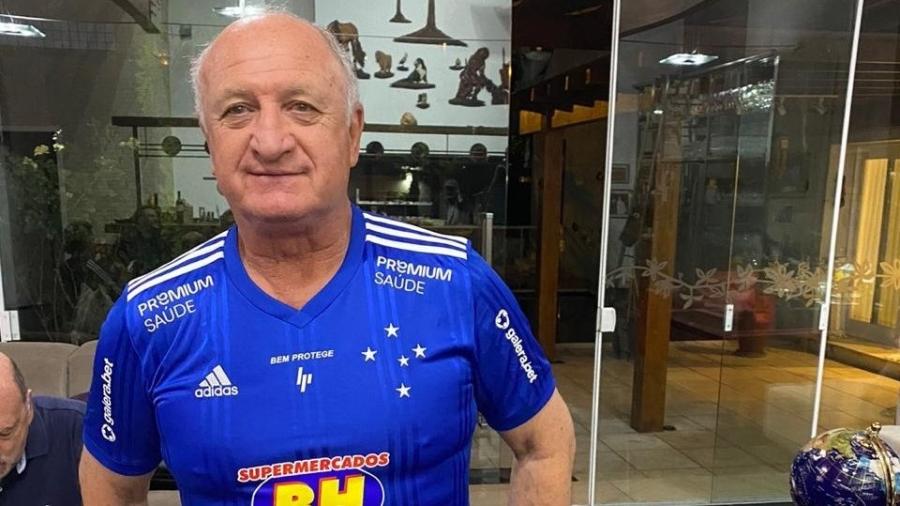 Felipão posa com a camisa do Cruzeiro após ser anunciado como novo técnico - Reprodução