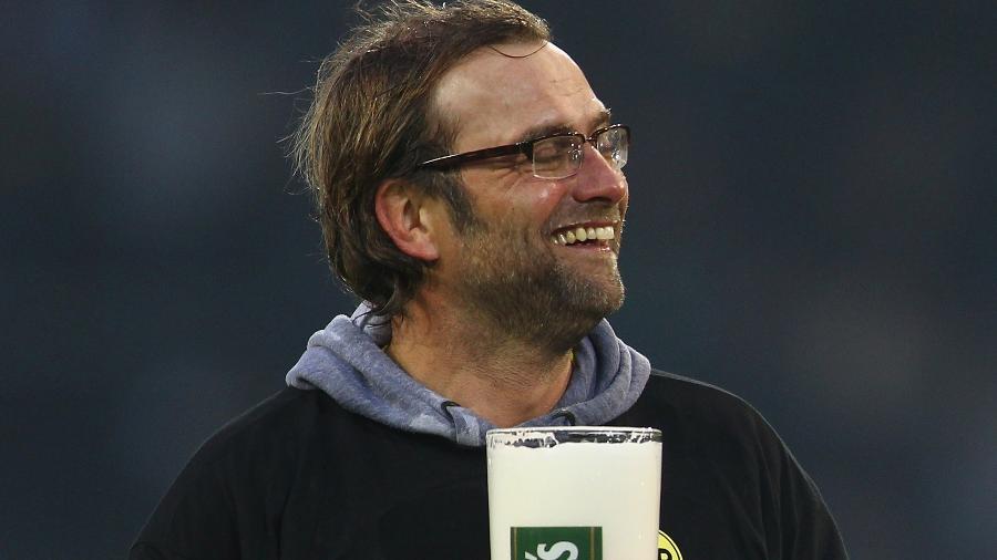 Jurgen Klopp comemora título do Borussia Dortmund com balde de cerveja - Bongarts/Getty Images