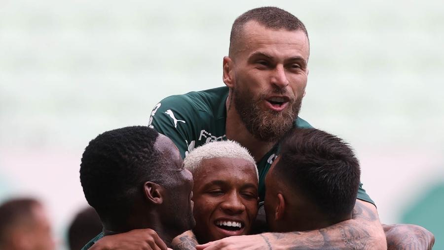 Danilo, do Palmeiras, é abraçado por Lucas Lima, Patrick de Paula e Gabriel Menino após gol contra a Ferroviária - Cesar Greco