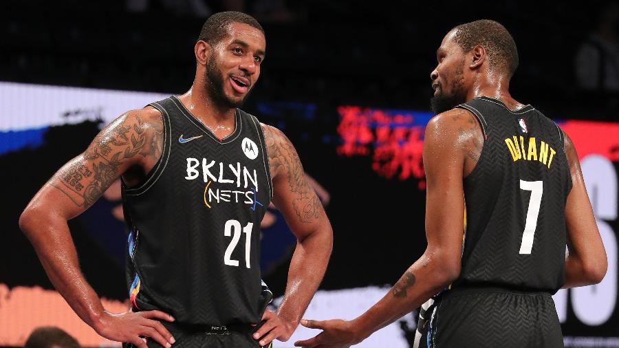 Lamarcus Aldridge e Kevin Durant conversam durante jogo do Brooklyn Nets na NBA - Nathaniel S. Butler/NBAE via Getty Images