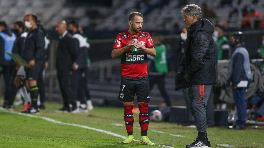Everton Ribeiro conversa com Renato Gaúcho partida entre Flamengo e Olimpia, pela ida das quartas de final da Libertadores 2021. - Staff Images/Conmebol