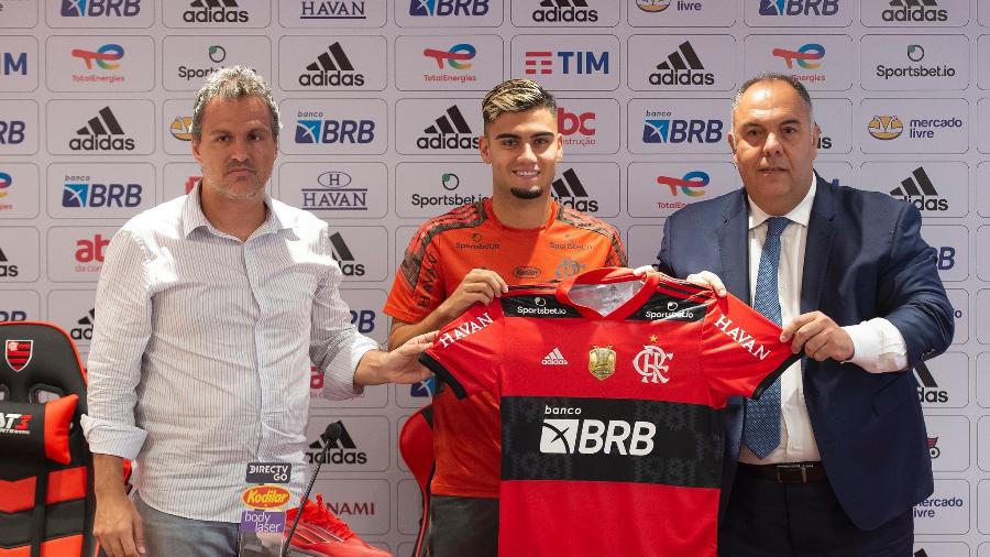 Bruno Spindel, Andreas Pereira e Marcos Braz na apresentação do novo jogador do Flamengo - Alexandre Vidal/Flamengo