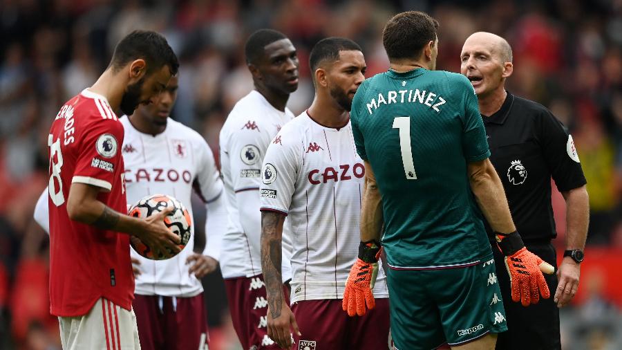 Emi Martínez "causando" antes de Bruno Fernandes bater pênalti: português isolou a cobrança - Gareth Copley/Getty Images