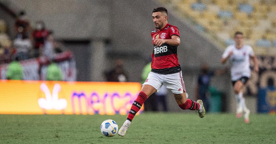 Arrascaeta, do Flamengo, arranca com a bola em partida contra o Athletico-PR, pelo Brasileirão