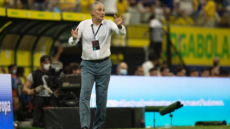 O técnico Tite comanda a seleção brasileira durante o jogo contra o Uruguai pelas Eliminatórias - Lucas Figueiredo/CBF