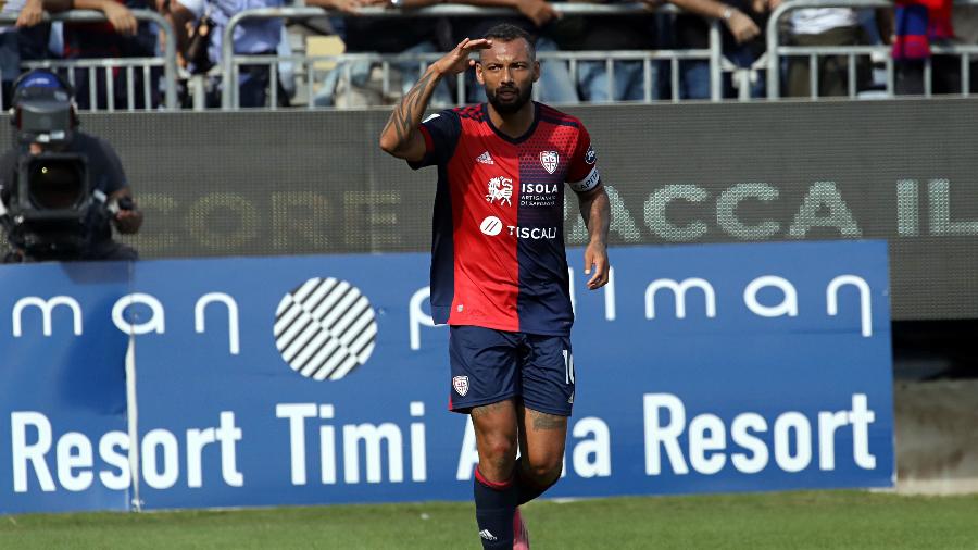 Atacante João Pedro comemora gol marcado pelo Cagliari, no Campeonato Italiano - Enrico Locci/Getty Images