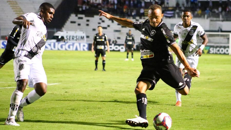 Carlinhos, do Botafogo, tenta cruzamento na partida contra a Ponte Preta, pela Série B do Brasileiro - KAREN FONTES/ISHOOT/ESTADÃO CONTEÚDO