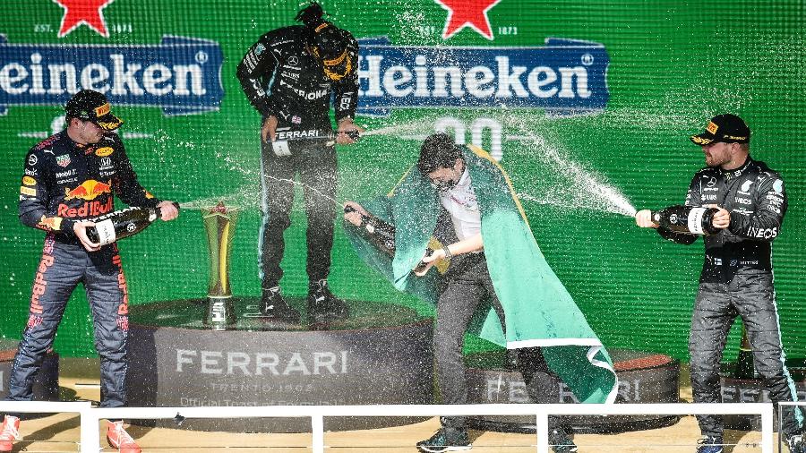 Comemoração de Lewis Hamilton, Max Verstapen e Valteri Bottas com o engenheiro brasileiro Leonardo Donisete da Silva no pódio do GP de São Paulo realizado no Autódromo de Interlagos pelo circuito mundial da Formula 1 2021 - Duda Bairros/Duda Bairros/AGIF