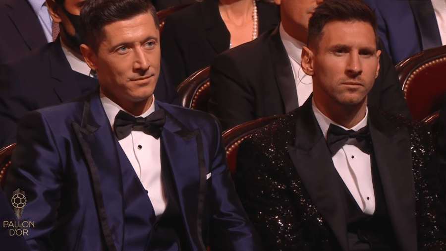 Lewandowski e Messi lado a lado na cerimônia da Bola de Ouro de 2021, ontem (29), em Paris - Reprodução/YouTube