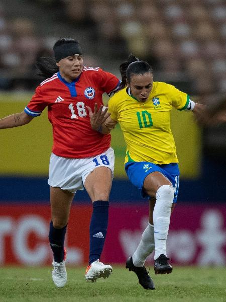 Marta briga pela bola em Brasil x Chile, pelo Torneio Internacional de Manaus - Thais Magalhães/CBF - Thais Magalhães/CBF