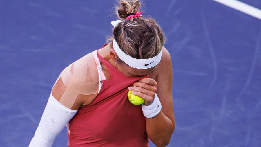 A tenista Victoria Azarenka, de Belarus, teve uma crise de choro durante sua partida contra a cazaque Elena Rybakina, no Indian Wells - TPN/Getty Images