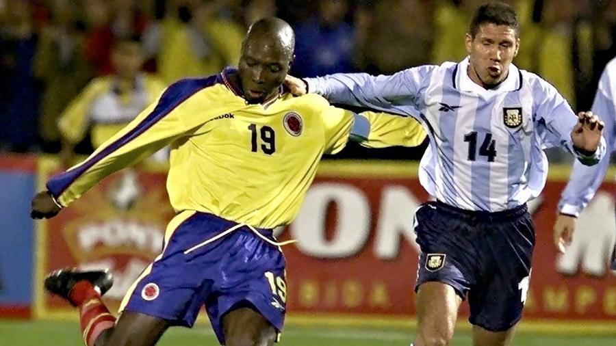 Rincón disputa lance com Simeone em Colômbia x Argentina de junho de 2000 - Marcelo Salinas/AFP