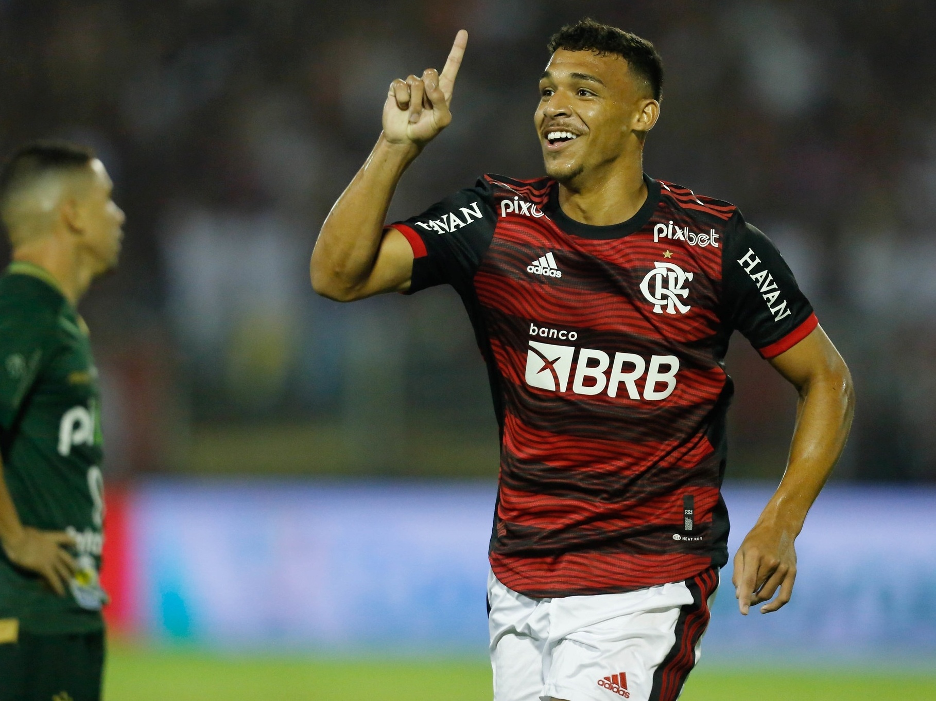 Wolfsburg parabeniza Flamengo e aponta jogadores em comum