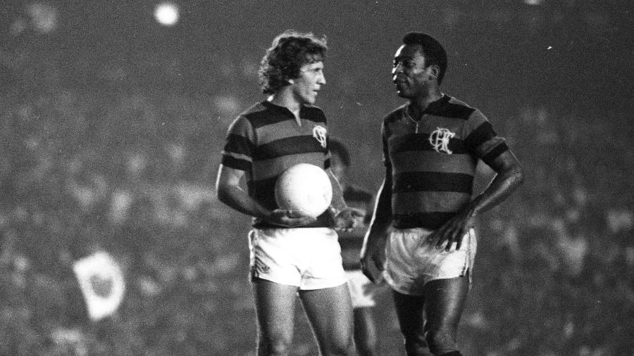 Pelé e Zico jogando juntos pelo Flamengo, em amistoso contra o Atlético-MG em 1979, no Maracanã - Luiz Pinto / Agência O Globo
