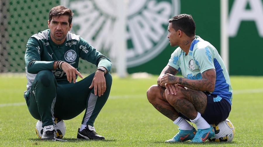 Abel Ferreira conversa com Dudu no treino do Palmeiras, na Academia de Futebol - Cesar Greco