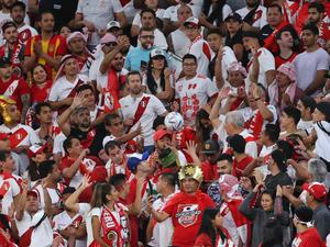 Peruvian fans in the stands at Ahmed bin Ali Stadium, in Qatar, during the clash between Australia and Peru for the World Cup qualifiers.  06/13/2022 - KARIM JAAFAR/AFP - KARIM JAAFAR/AFP