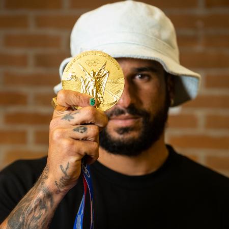 Ítalo Ferreira exibe medalha de ouro conquistada nas Olimpíadas de Tóquio em 2021