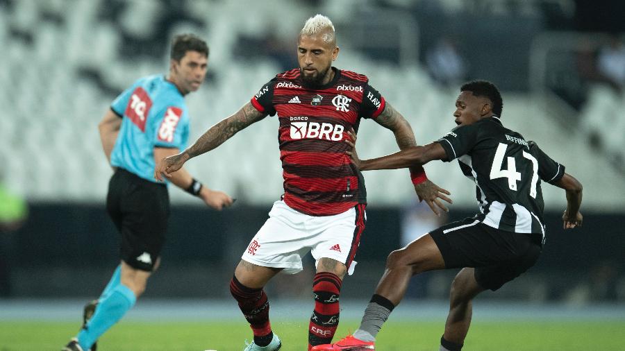 Jeffinho, do Botafogo, disputa lance com Vidal, do Flamengo, em jogo pelo Brasileirão - Jorge Rodrigues/AGIF