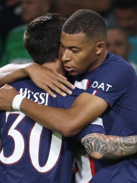 Mbappé e Messi celebram gol do PSG contra o Maccabi na Champions - RONALDO SCHEMIDT / AFP